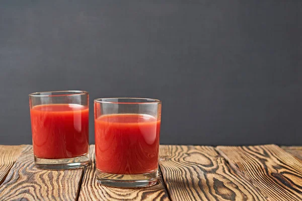 Zwei Volle Gläser Frischen Tomatensaft Liegen Auf Einem Rustikalen Holztisch — Stockfoto