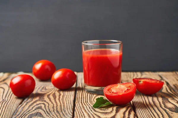 Ein Volles Glas Frischer Tomatensaft Liegt Auf Einem Rustikalen Holztisch — Stockfoto