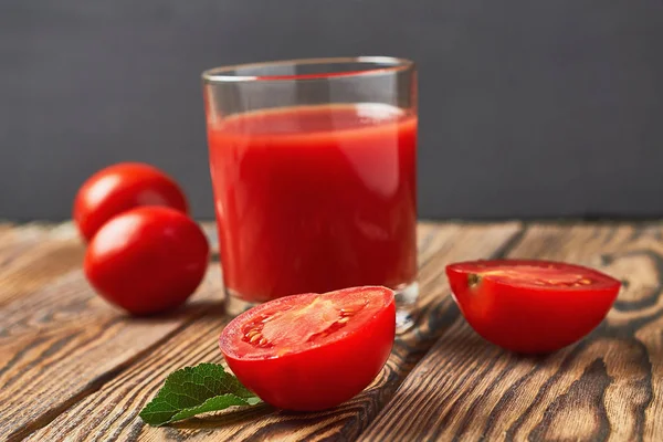 Ein Volles Glas Frischer Tomatensaft Liegt Auf Einem Rustikalen Holztisch — Stockfoto