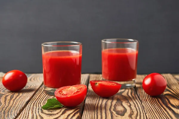 Zwei Volle Gläser Frischer Tomatensaft Liegen Auf Einem Rustikalen Holztisch — Stockfoto