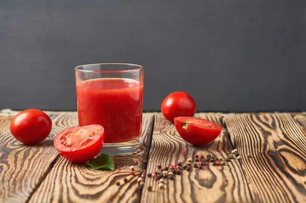 Ein Volles Glas Frischen Tomatensaft Liegt Auf Einem Rustikalen Holztisch — Stockfoto