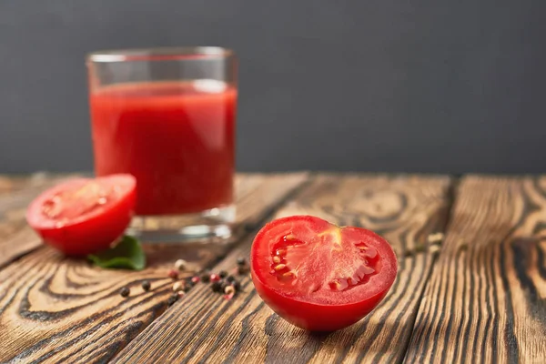 Eine Halbe Tomate Und Ein Volles Glas Saft Liegen Auf — Stockfoto