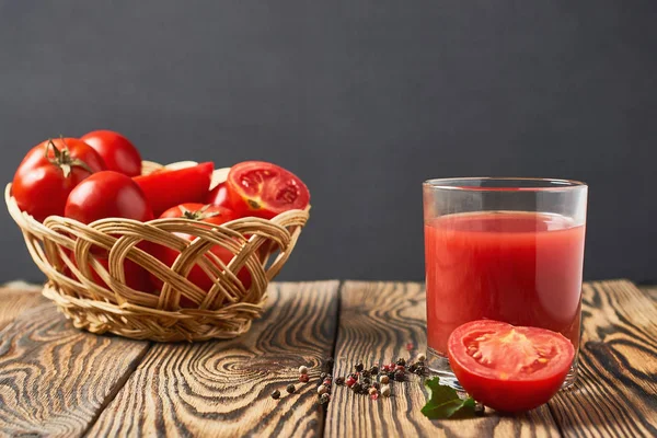 Ein Volles Glas Frischer Tomatensaft Liegt Auf Einem Rustikalen Holztisch — Stockfoto