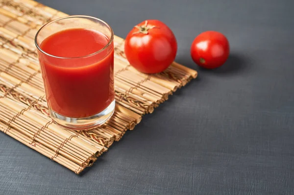 Full Glass Fresh Juice Whole Ripe Tomatoes Lies Bamboo Mat — Stock Photo, Image