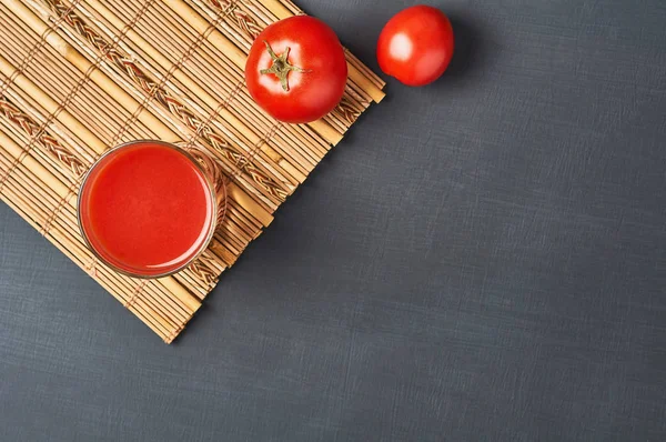 Ein Volles Glas Frischer Saft Der Nähe Reifer Tomaten Liegt — Stockfoto