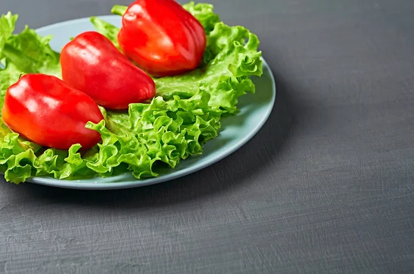 Frische Grüne Flauschige Salatblätter Roter Pfeffer Runder Teller Liegt Auf — Stockfoto