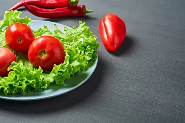 Frische Grüne Flauschige Salatblätter Paprika Tomate Teller Liegt Auf Zerkratztem — Stockfoto