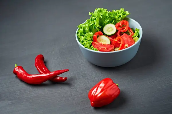 Volle Schüssel Kalorienarmer Salat Mit Tomaten Paprika Gurken Liegt Auf — Stockfoto