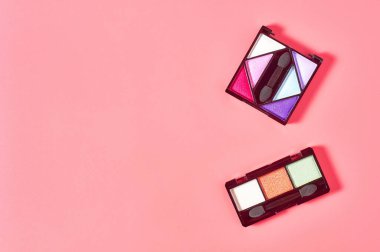 Kozmetik tozu için fırçanın yanındaki doğal bileşenlerden yapılmış iki renk allığı kuafördeki pembe tezgahın üzerinde yatıyor. Güzellik ve moda konsepti. Yüz bakımı