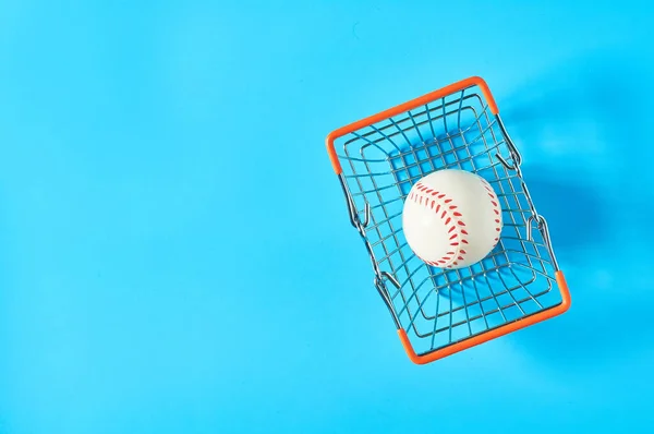 Honkbal Bal Metalen Mandje Blauwe Achtergrond Aankoop Van Sport Accessoires — Stockfoto