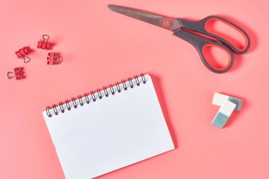 Pembe tezgahta kırtasiye aksesuarları olan bir işyeri. İş ya da okul konseptine dönmek. Sekreterler çalışma alanı