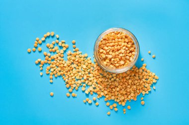 Mavi arka planda bir kavanoz dolusu bezelye. Üst görünüm