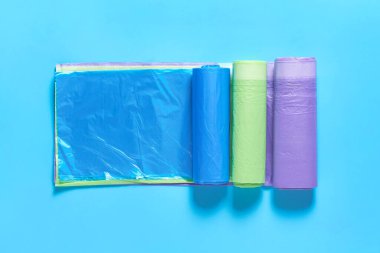 Mavi arka planda tek kullanımlık plastik çöp torbaları var. Üst Manzara. Yakın plan.