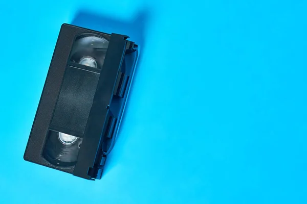 Singel Svart Gammal Plast Vhs Videokassett Ligger Blått Skrivbord Begreppet — Stockfoto