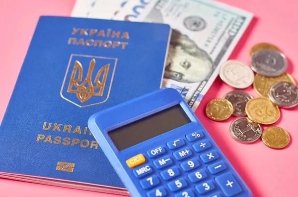 ピンクの背景にウクライナの市民 銀行券 コインや計算機のパスポート 社会的支払いの概念 — ストック写真