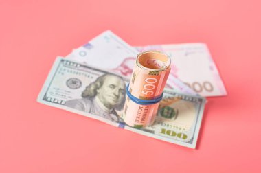 Pembe arka planda farklı banknotlar. Emekli maaşları, maaşlar. Banka kredisi. İş konsepti