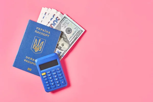 ピンクの背景にウクライナの市民 銀行券や計算機のパスポート 社会的支払いの概念 — ストック写真