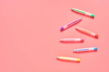 Pembe tezgahta renkli kalemleri olan bir işyeri. İş ya da okul konseptine dönmek. Sekreterlerin çalışma alanı. Üst Manzara. Düz yatıyordu. Boşluğu kopyala