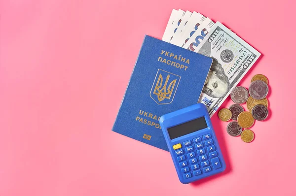 ピンクの背景にウクライナの市民 銀行券 コインや計算機のパスポート 社会的支払いの概念 — ストック写真