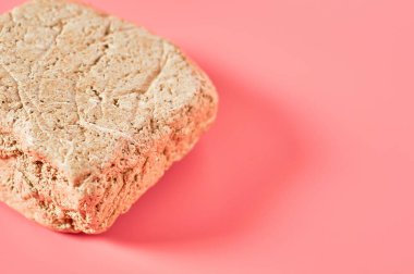 Pembe arka planda bir parça ayçiçeği halkası. Türk tatlıları