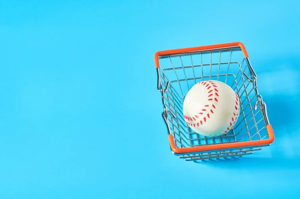 Balle Baseball Panier Marché Métal Sur Fond Bleu Achat Accessoires — Photo