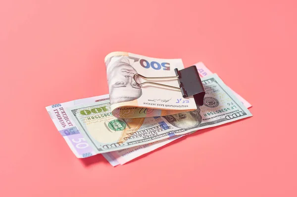 Olika Pengar Med Metallklämma Rosa Bakgrund Utbetalning Pensioner Och Löner — Stockfoto