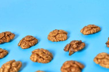 Mavi arka planda dağınık ceviz lapası. Boşluğu kopyala