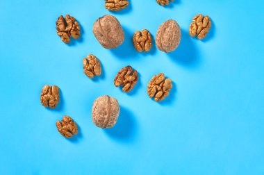 Dağınık hamur parçaları ve mavi arka planda bir ceviz. Üst Manzara. Boşluğu kopyala