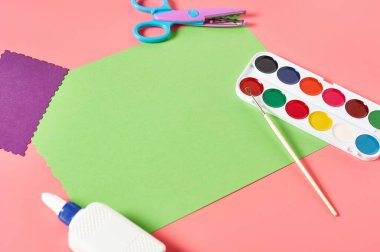 Pembe arka planda zanaat için farklı aksesuarlar. El yapımı, boş zaman ve anaokulu eğitimi kavramı