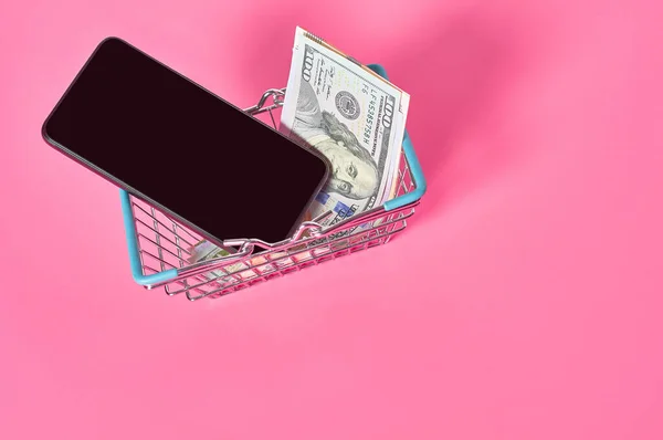 Smartphone Metallmarktkorb Und Dollarschein Auf Rosa Hintergrund Konzept Des Online — Stockfoto