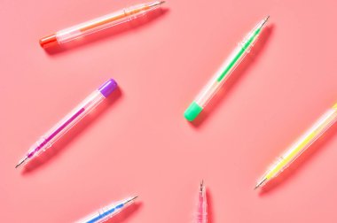 Pembe tezgahta kırtasiye aksesuarları olan bir işyeri. İş ya da okul konseptine dönmek. Sekreterler çalışma alanı