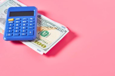 Pembe arka planda yığınla banknot ve hesap makinesi. Ödeme kavramı