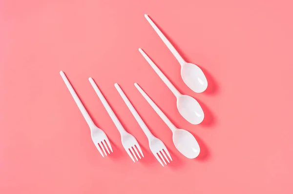 Row White Disposable Spoon Fork Scattered Pink Background Concept Environment — Stock Photo, Image