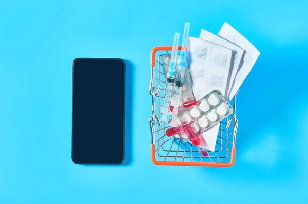 Smartphone Nära Olika Läkemedel Marknadskorg Blå Bakgrund Hälsa Medicin Betalning — Stockfoto