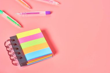 Pembe tezgahta kırtasiye aksesuarları olan bir işyeri. İş ya da okul konseptine dönmek. Sekreterler çalışma alanı