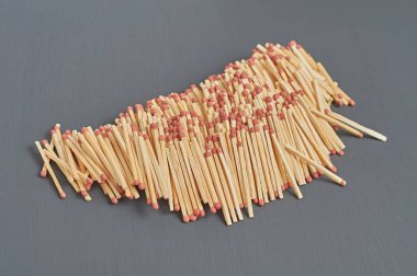 Bir sürü yeni kibrit çöpü. Mutfaktaki koyu beton masada kızıl saçlı. Yakın plan.