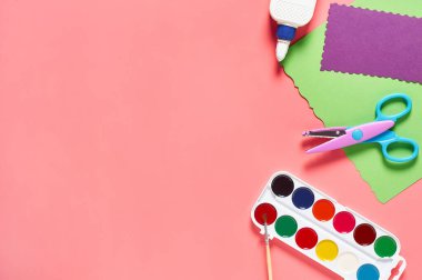 Pembe arka planda zanaat için farklı aksesuarlar. El yapımı, boş zaman ve anaokulu eğitimi kavramı