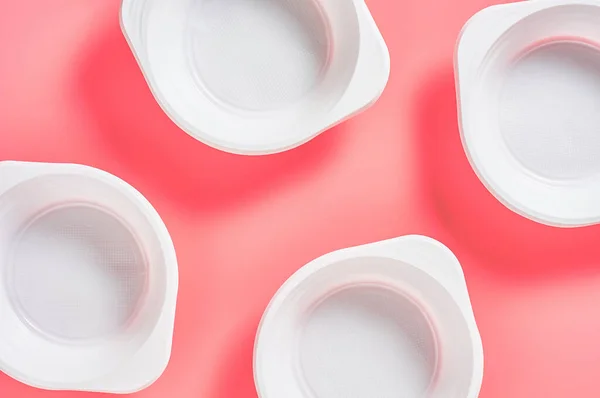 Cuencos Plástico Desechables Dispersos Sobre Fondo Rosa Concepto Salvar Medio — Foto de Stock