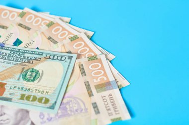 Mavi arka planda farklı paralar. Emekli maaşları, maaşlar. Banka kredisi. İş konsepti
