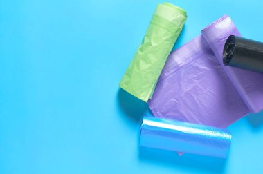 Mavi arka planda tek kullanımlık plastik çöp torbaları. Uzayı kopyala Üst görünüm