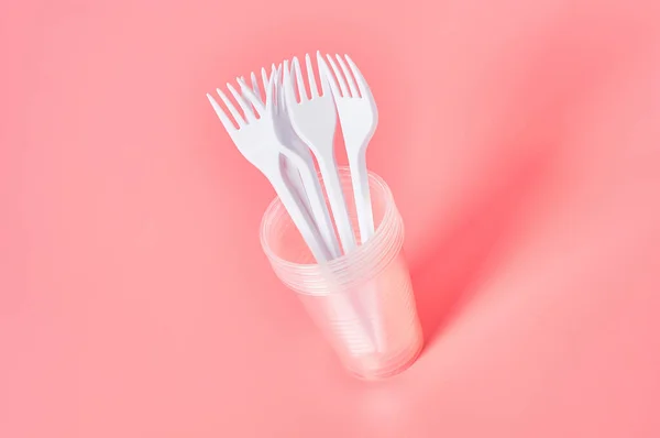 Disposable Plastic Utensils Pink Background Concept Environment Ecology Recreation Picnic — Stock Photo, Image