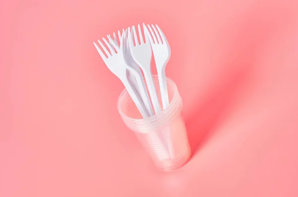 Utensilios Plástico Desechables Sobre Fondo Rosa Concepto Ambiente Seguro Ecología — Foto de Stock