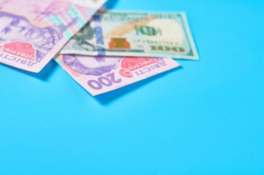 Mavi arka planda farklı paralar. Emekli maaşları, maaşlar. Banka kredisi. İş konsepti