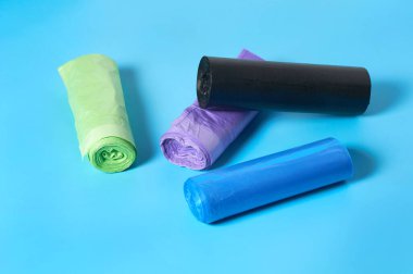 Mavi arka planda tek kullanımlık plastik çöp torbaları. Yakın plan.