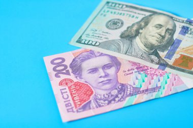 Mavi arka planda farklı paralar. Emekli maaşları, maaşlar. Banka kredisi. İş konsepti