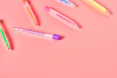 Pembe tezgahta kırtasiye aksesuarları olan bir işyeri. İş ya da okul konseptine dönmek. Sekreterler çalışma alanı