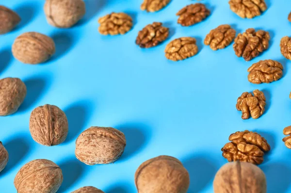 Scattered Halves Pulp Whole Walnut Blue Background Copy Space — Stock Photo, Image