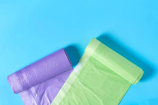 Mavi Arka Planda Tek Kullanımlık Plastik Çöp Torbaları Uzayı Kopyala — Stok fotoğraf