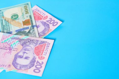 Mavi arka planda farklı paralar. Emekli maaşları, maaşlar. Banka kredisi. İş konsepti