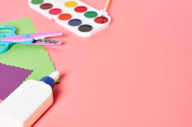 Pembe arka planda zanaat için farklı aksesuarlar. El yapımı, boş zaman ve anaokulu eğitimi kavramı